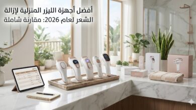 أفضل أجهزة الليزر المنزلية لإزالة الشعر مرتبة على طاولة أنيقة مع مناشف بيضاء ونباتات خضراء في تصميم عصري.