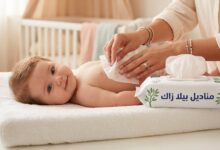 أم تعتني ببشرة طفلها الرضيع وتستخدم مناديل بيلا زاك الورقية الآمنة والناعمة على طاولة التغيير.