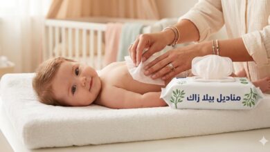 أم تعتني ببشرة طفلها الرضيع وتستخدم مناديل بيلا زاك الورقية الآمنة والناعمة على طاولة التغيير.