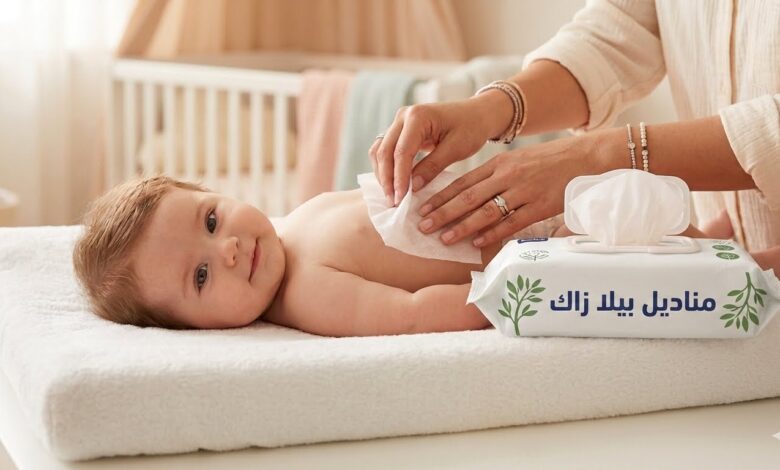 أم تعتني ببشرة طفلها الرضيع وتستخدم مناديل بيلا زاك الورقية الآمنة والناعمة على طاولة التغيير.