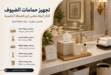 حمام ضيوف فاخر بتصميم خليجي عصري يضم مغسلة رخامية ومناشف مطرزة بعبارة أهلاً وسهلاً مع ديكورات أنيقة ونبات الأوركيد