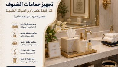 حمام ضيوف فاخر بتصميم خليجي عصري يضم مغسلة رخامية ومناشف مطرزة بعبارة أهلاً وسهلاً مع ديكورات أنيقة ونبات الأوركيد