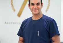 دكتور محمد حبابي استشاري جراحة التجميل والترميم في عيادته بجدة
