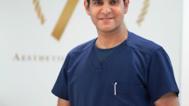 دكتور محمد حبابي استشاري جراحة التجميل والترميم في عيادته بجدة