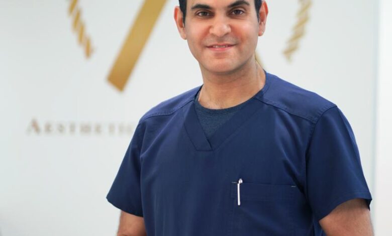 دكتور محمد حبابي استشاري جراحة التجميل والترميم في عيادته بجدة